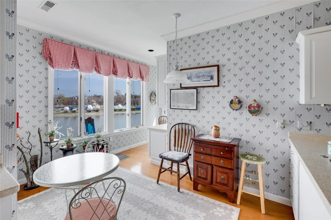 Breakfast Nook — before.